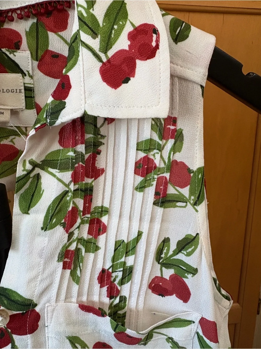NWT Vera For Anthropologie Cherry-Print Pintuck Button Down Sleeveless Top S-Med - Picture 4 of 14